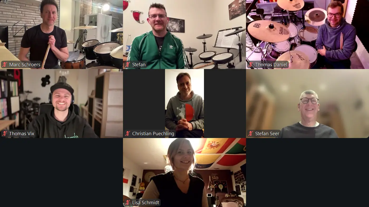 Gruppencall im Coaching: viele Schlagzeuger zu Hause an ihren Sets, live per Zoom